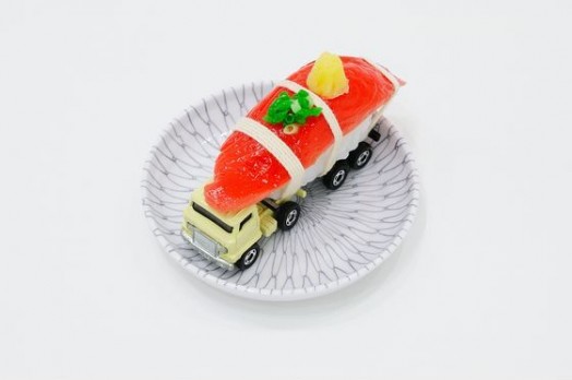 tommy sushi - 3.5 x 3.5 x 2.4 in. - tomyca ( miniature car model ) , food model , dish